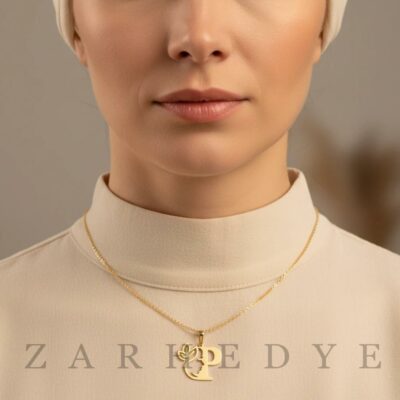 پلاک طلا حرف p انگلیسی و زن کد 01 روی گردن مدل