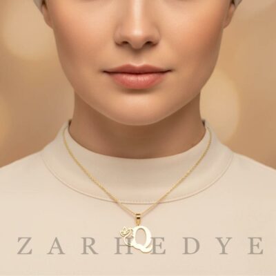پلاک طلا حرف q انگلیسی و زن کد 01 روی گردن مدل