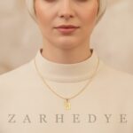پلاک طلا حرف i انگلیسی و پروانه کد 01 روی گردن مدل