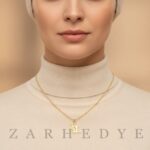 پلاک طلا حرف l انگلیسی و پروانه کد 01 روی گردن مدل