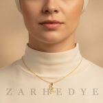 پلاک طلا حرف l انگلیسی و پروانه کد 01 روی گردن مدل