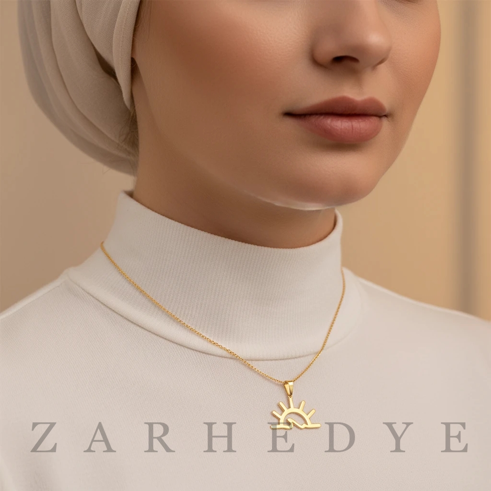آویز طلا خورشید و دریا کد 01 روی گردن مدل