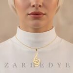 پلاک طلا اسم علی کد 015 روی گردن مدل