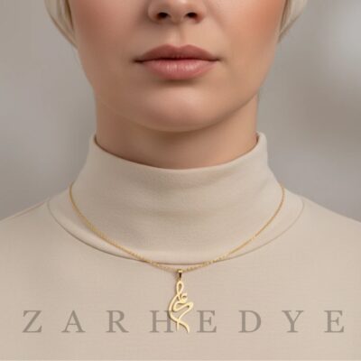 پلاک طلا اسم علی کد 07 روی گردن مدل
