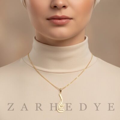 پلاک طلا اسم علی کد 09 روی گردن مدل