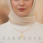 پلاک طلا اسم فاطمه کد 09 روی گردن مدل