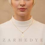 پلاک طلا اسم زهرا کد 09 روی گردن مدل