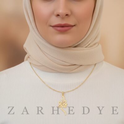 پلاک طلا اسم فاطمه کد 09 روی گردن مدل
