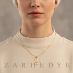پلاک طلا حرف Z انگلیسی و قلب تو خالی کد 01 روی گردن مدل