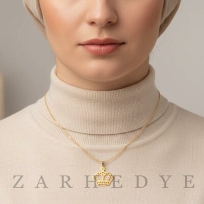آویز طلا تاج کد 05 روی گردن مدل