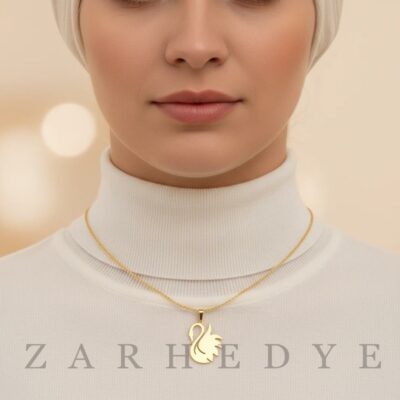 آویز طلا قو کد 01 روی گردن مدل