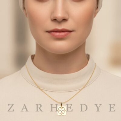 آویز طلا گل چهار پر کد 01 روی گردن مدل