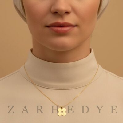 آویز طلا گل چهار پر کد 02 روی گردن مدل