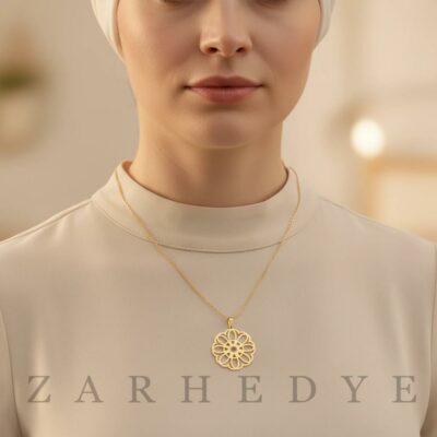 آویز طلا گل کد 06 روی گردن مدل