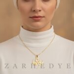 پلاک طلا امروز همه تویی کد 01 روی گردن مدل