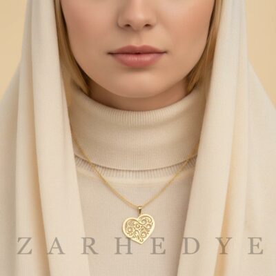 پلاک طلا طرح اسلیمی و قلب کد 02 روی گردن مدل