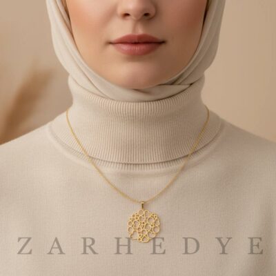 پلاک طلا طرح قلب تو خالی کد 017 روی گردن مدل