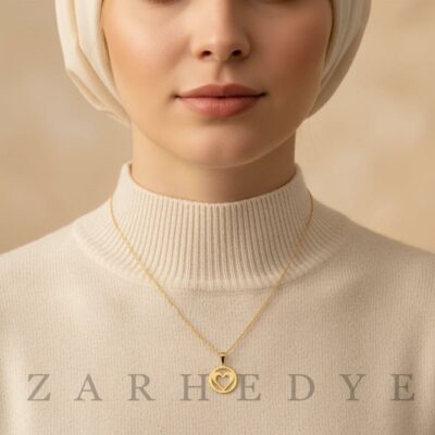 پلاک طلا طرح قلب تو خالی کد 03 روی گردن مدل