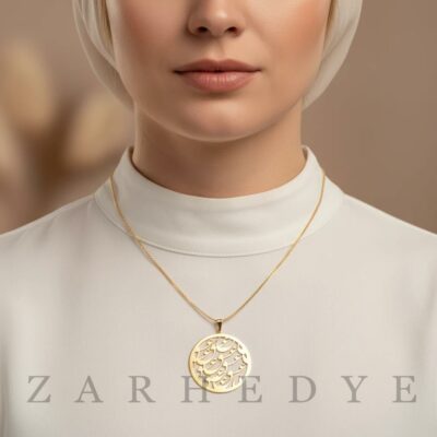 پلاک طلا عشق کد 01 روی گردن مدل