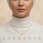 پلاک طلا عشق کد 09 روی گردن مدل
