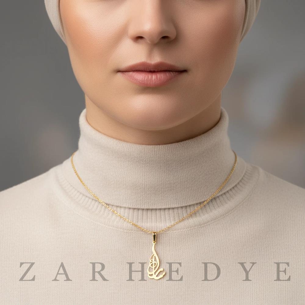 پلاک طلا اسم سارا کد 02 روی گردن مدل
