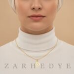 پلاک طلا حرف d انگلیسی و گل کد 01 روی گردن مدل