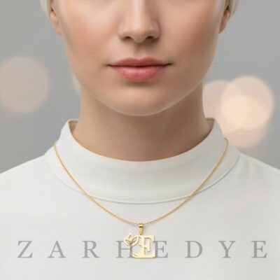 پلاک طلا حرف e انگلیسی و زن کد 01 روی گردن مدل