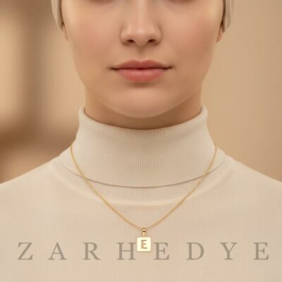 پلاک طلا حرف e انگلیسی و مربع کد 01 روی گردن مدل