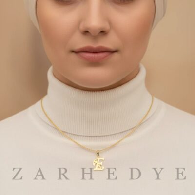 پلاک طلا حرف e انگلیسی و گل کد 01 روی گردن مدل