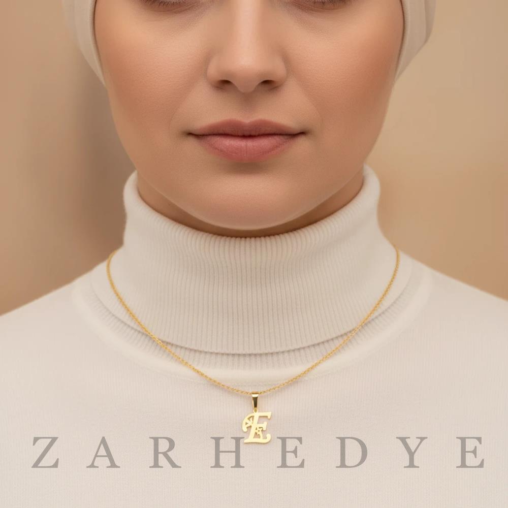 پلاک طلا حرف e انگلیسی و گل کد 01 روی گردن مدل