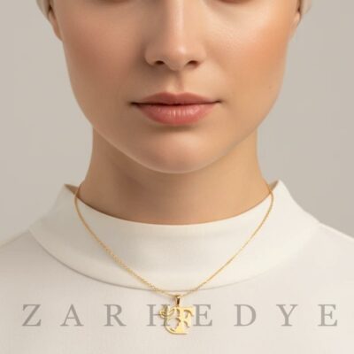پلاک طلا حرف f انگلیسی و زن کد 01 روی گردن مدل
