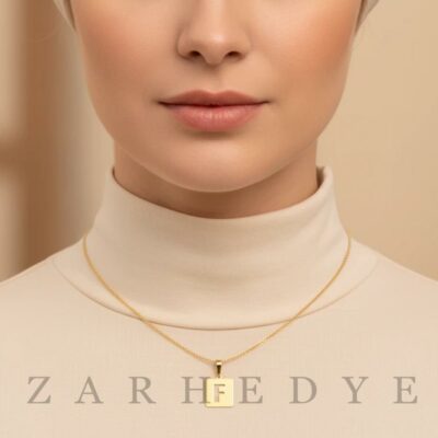 پلاک طلا حرف f انگلیسی و مربع کد 01 روی گردن مدل