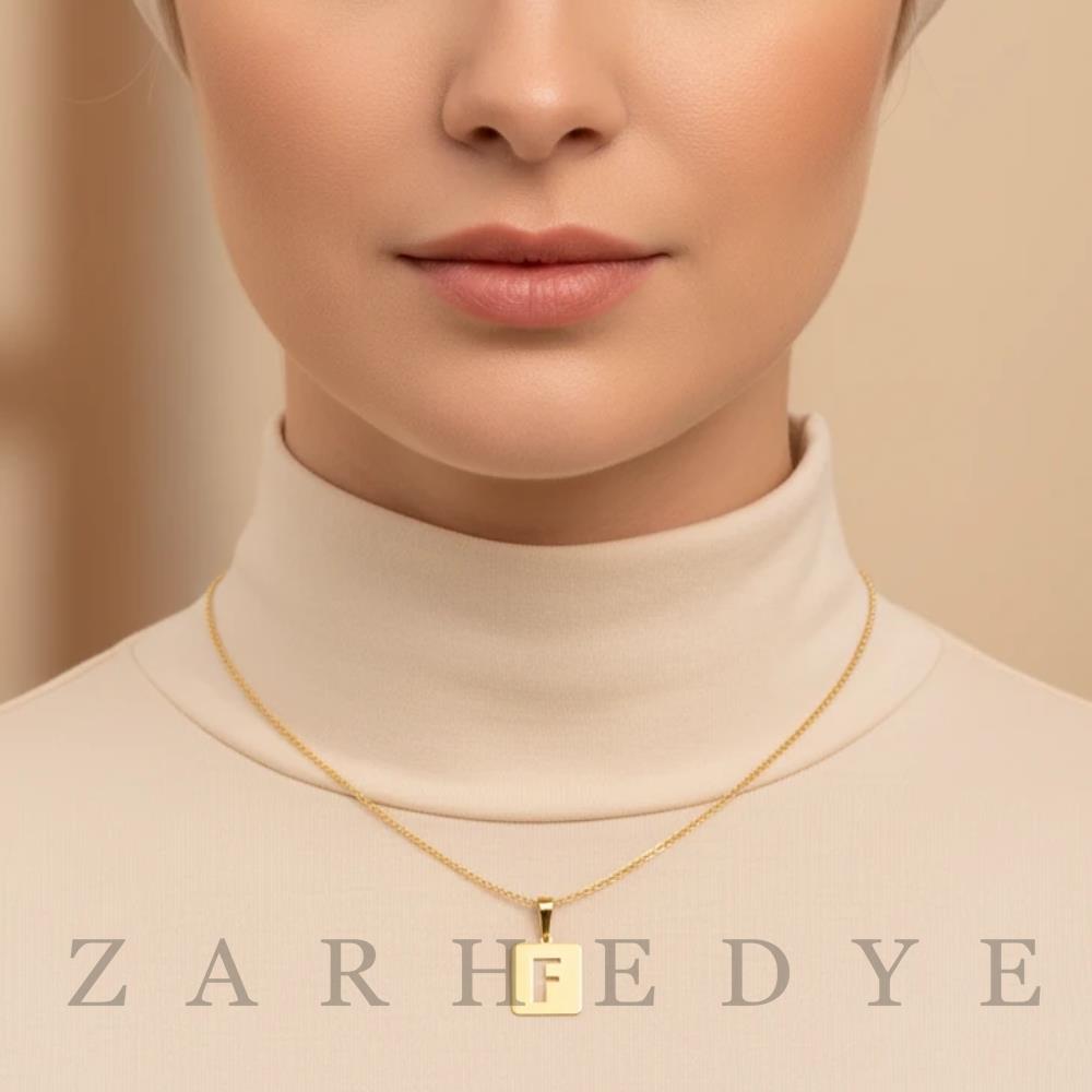 پلاک طلا حرف f انگلیسی و مربع کد 01 روی گردن مدل