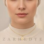 پلاک طلا حرف f انگلیسی و گل کد 01 روی گردن مدل