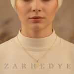 پلاک طلا حرف g انگلیسی و گل کد 01 روی گردن مدل