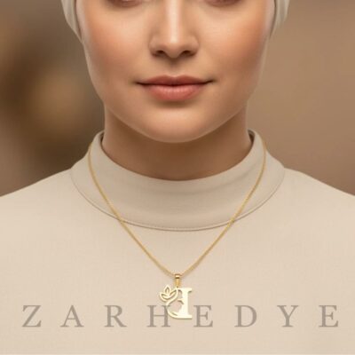 پلاک طلا حرف i انگلیسی و زن کد 01 روی گردن مدل