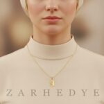پلاک طلا حرف i انگلیسی و پروانه کد 01 روی گردن مدل