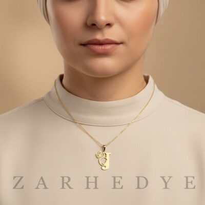 پلاک طلا حرف j انگلیسی و زن کد 01 روی گردن مدل
