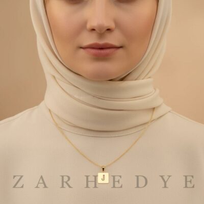 پلاک طلا حرف j انگلیسی و مربع کد 01 روی گردن مدل