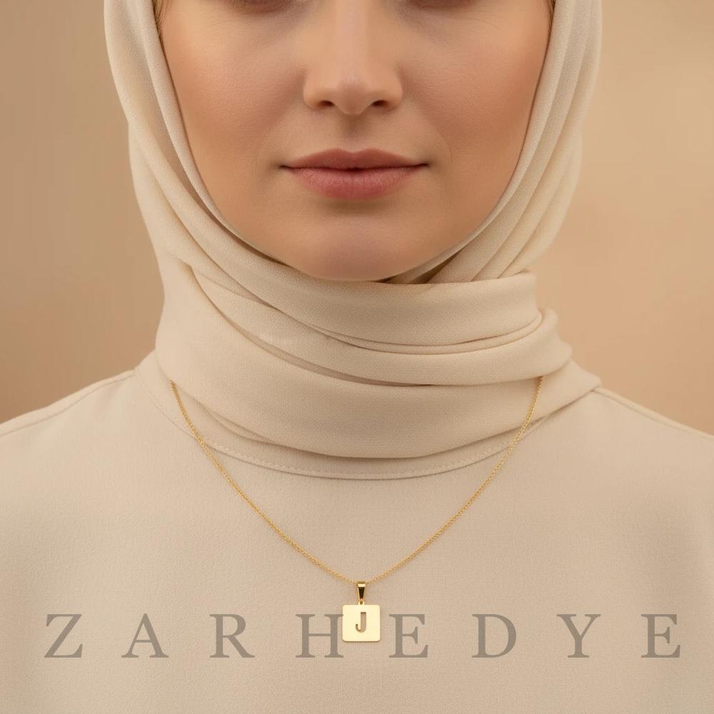 پلاک طلا حرف j انگلیسی و مربع کد 01 روی گردن مدل