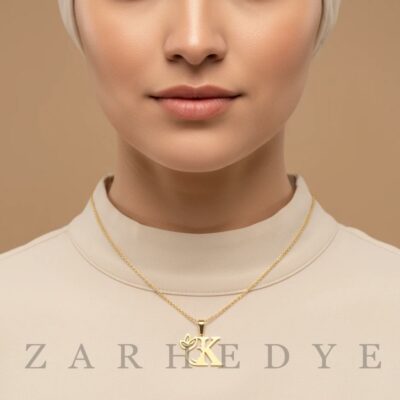 پلاک طلا حرف k انگلیسی و زن کد 01 روی گردن مدل