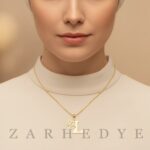 پلاک طلا حرف l انگلیسی و زن کد 01 روی گردن مدل