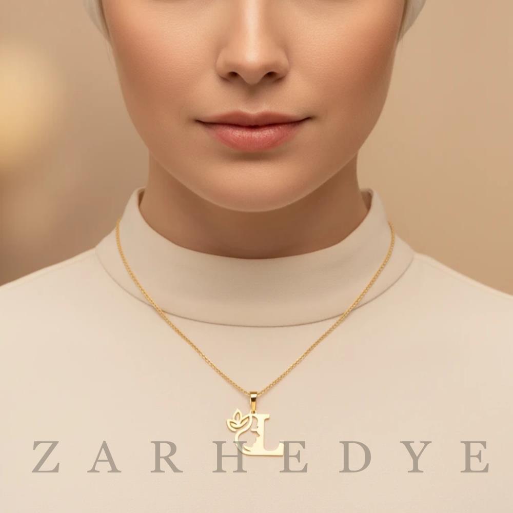 پلاک طلا حرف l انگلیسی و زن کد 01 روی گردن مدل