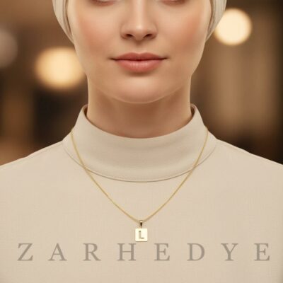 پلاک طلا حرف l انگلیسی و مربع کد 01 روی گردن مدل