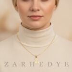 پلاک طلا حرف l انگلیسی و گل کد 01 روی گردن مدل