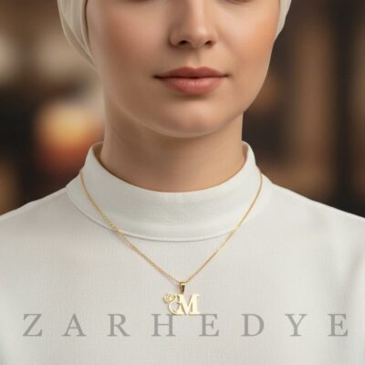 پلاک طلا حرف m انگلیسی و زن کد 01 روی گردن مدل
