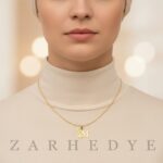 پلاک طلا حرف m انگلیسی و پروانه کد 01 روی گردن مدل