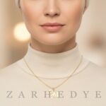 پلاک طلا حرف m انگلیسی و پروانه کد 01 روی گردن مدل
