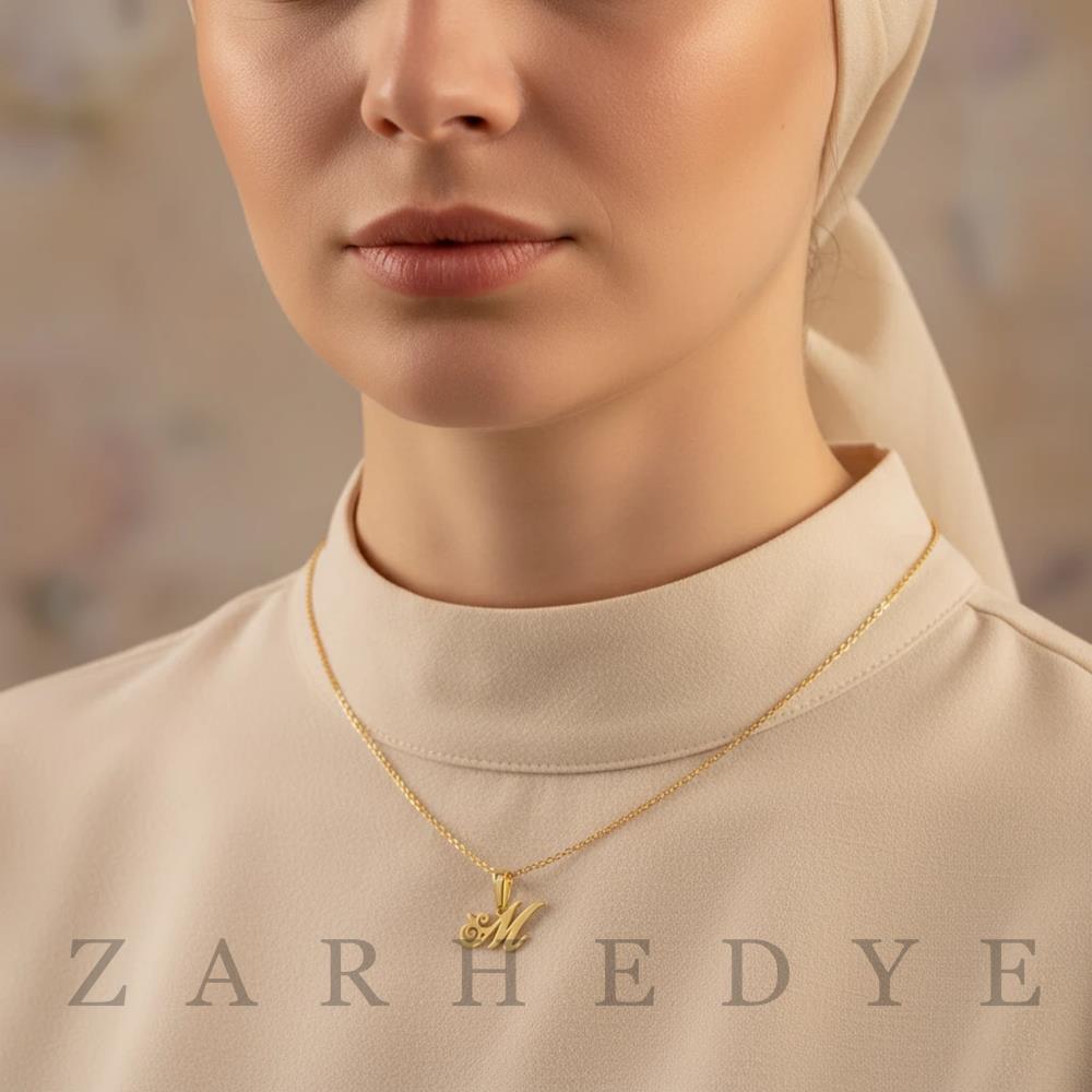 پلاک طلا حرف m انگلیسی و گل کد 01 روی گردن مدل