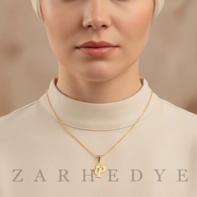 پلاک طلا حرف p انگلیسی و گل کد 01 روی گردن مدل
